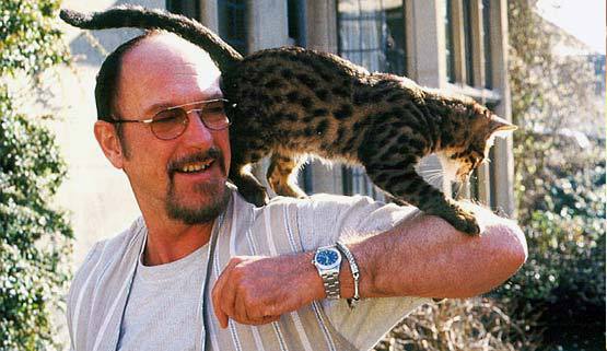 Ian Anderson com seu gato Bengal