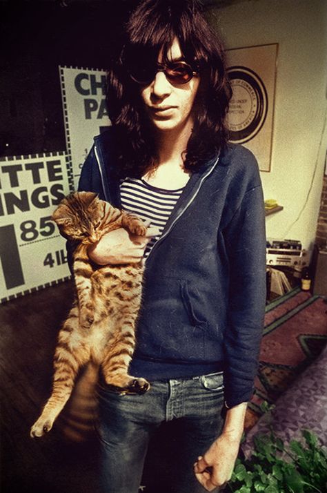 Joey Ramone com seu gato Bengal